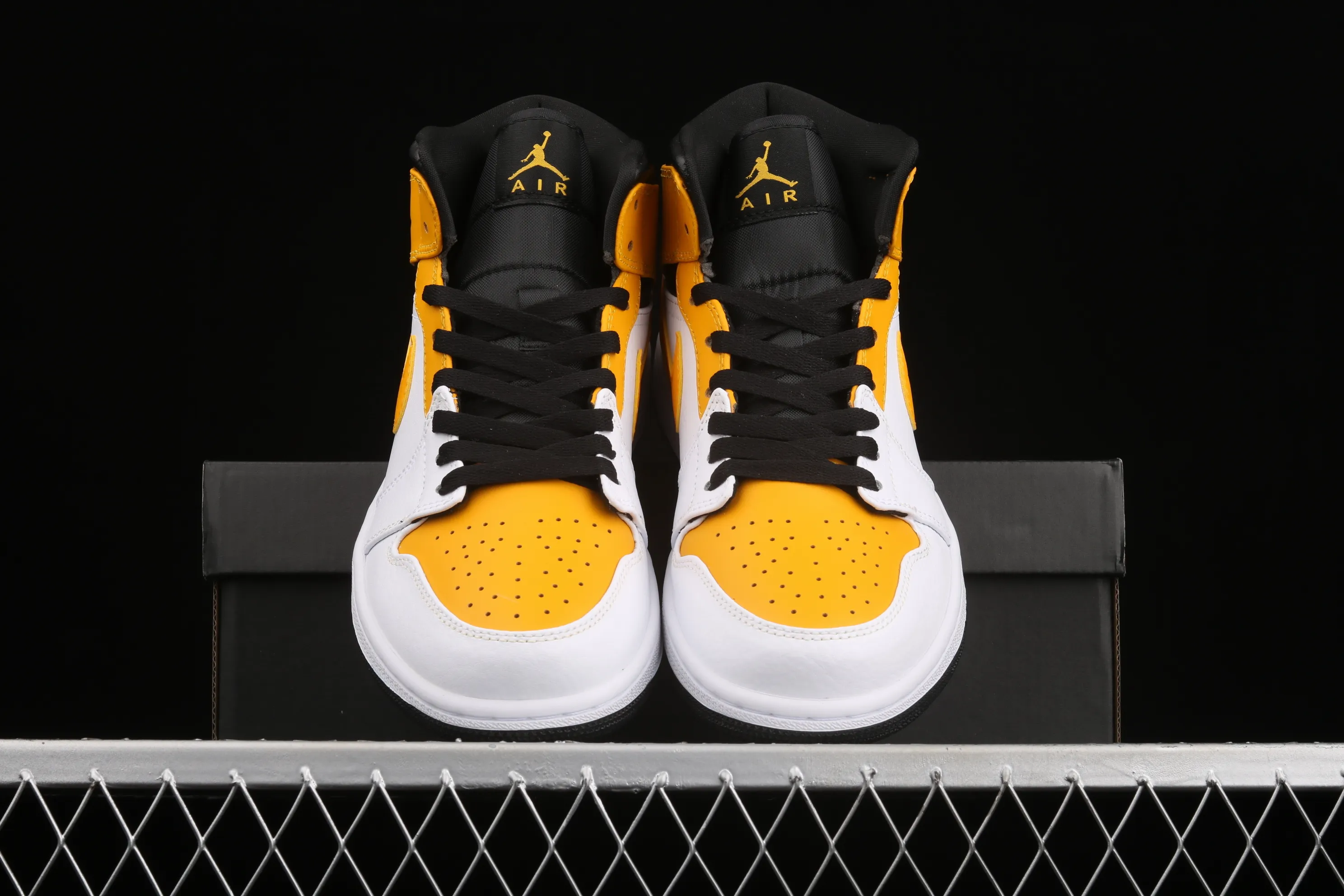 All categories Air Jordan Jordan series basketball shoes Air Jordan 1 Mid Air Jordan 1 Mid AJ1 Joe 1 white and yellow Zhongbang basketball shoes 554724-170